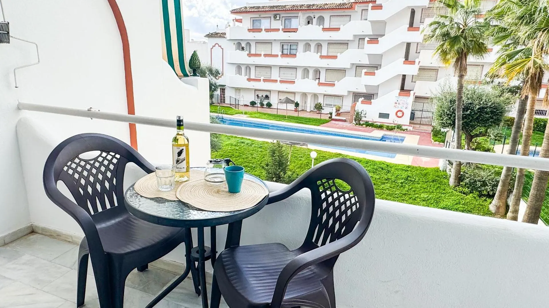 One Bed Apt, Terrace, Sea And Pool View, Walk To Beach Torremolinos